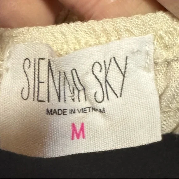 Women’s Like New Sienna Sky Cream and Brown Crop Top Size Medium - Picture 4 of 4